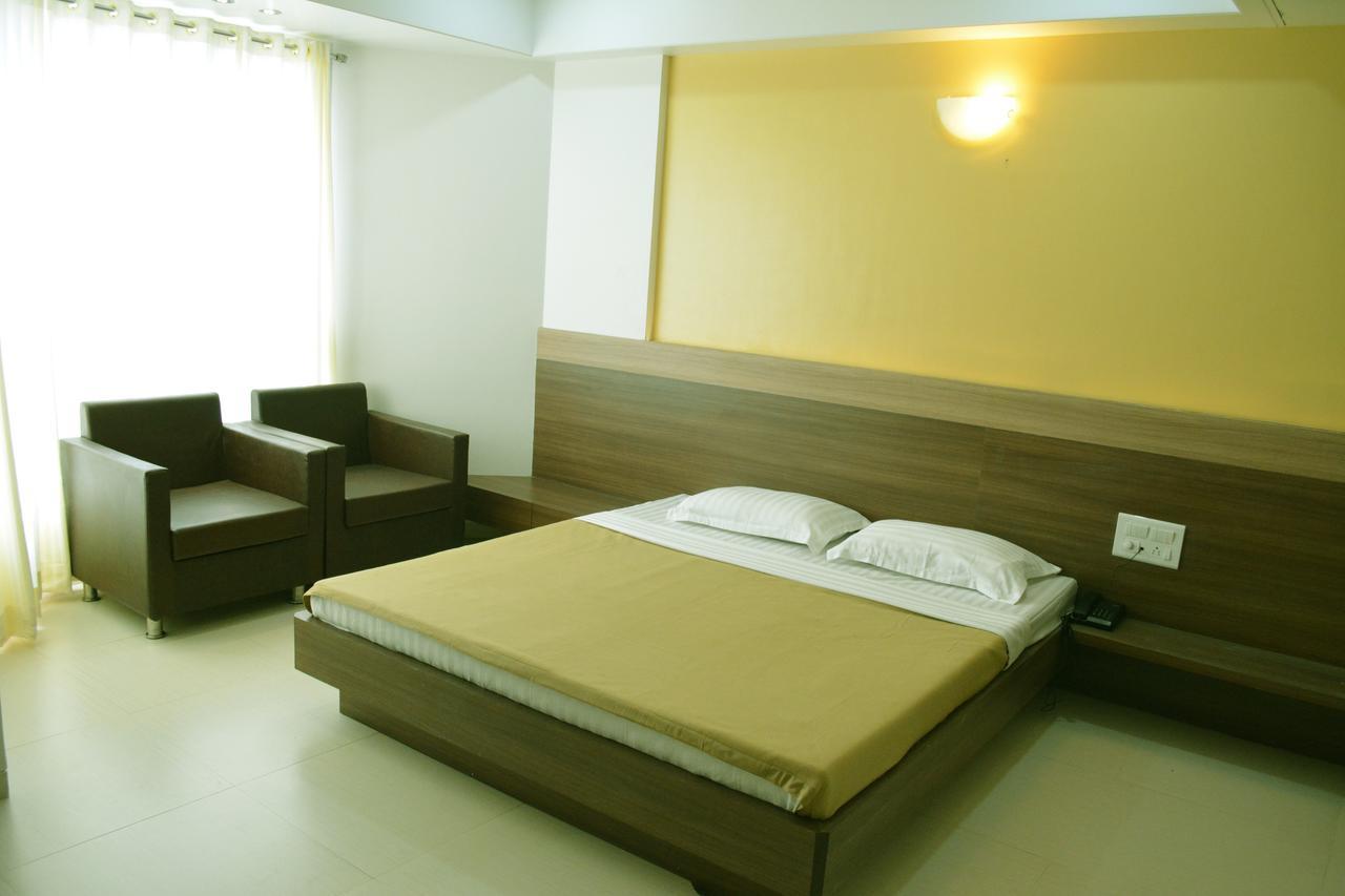 Oyo 10672 Hotel Riviera Nashik Exterior photo