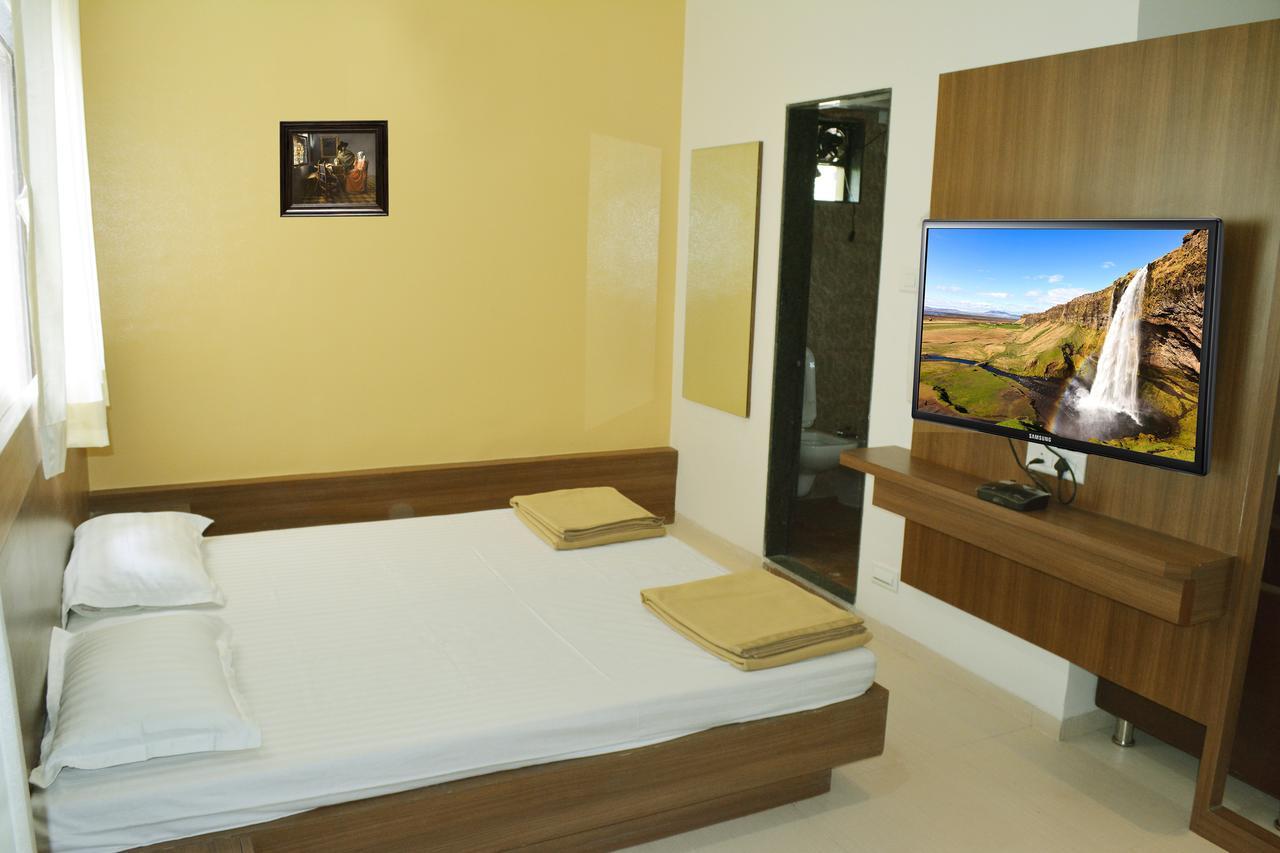 Oyo 10672 Hotel Riviera Nashik Exterior photo