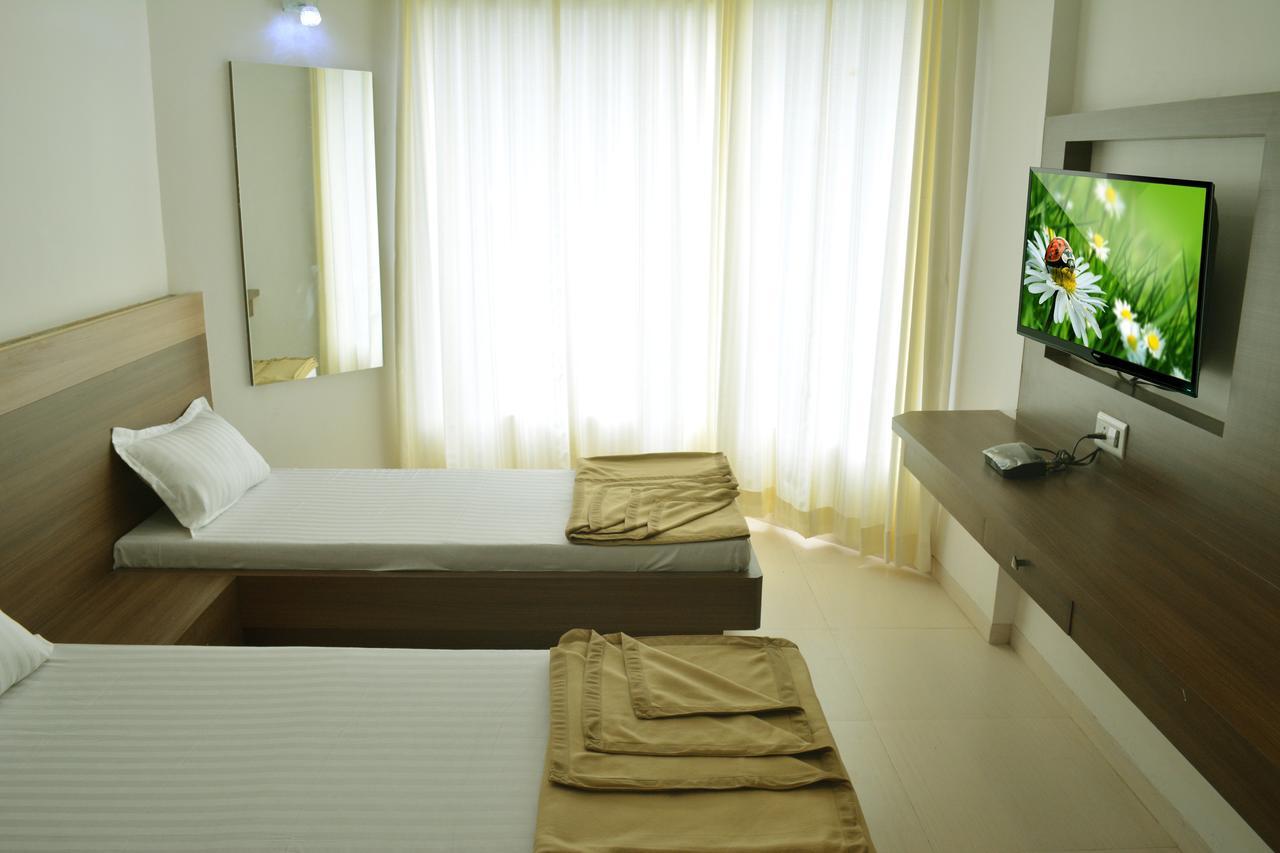 Oyo 10672 Hotel Riviera Nashik Exterior photo