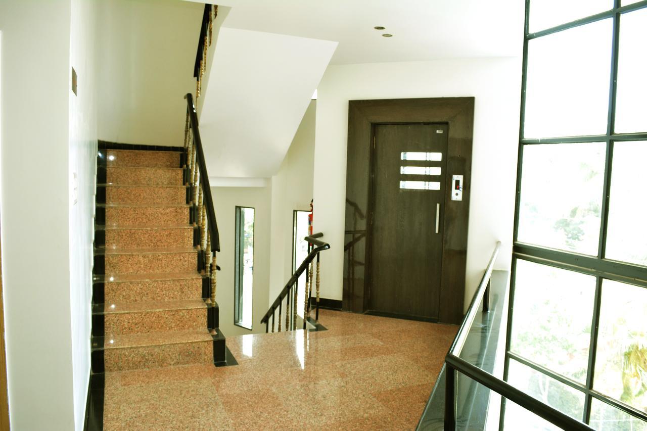 Oyo 10672 Hotel Riviera Nashik Exterior photo