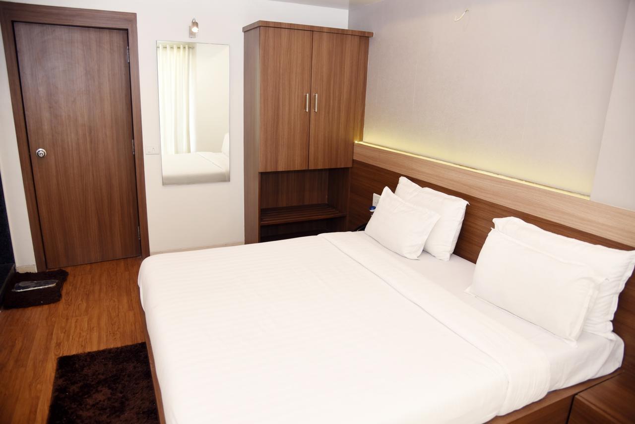 Oyo 10672 Hotel Riviera Nashik Exterior photo