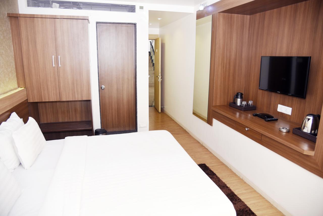 Oyo 10672 Hotel Riviera Nashik Exterior photo