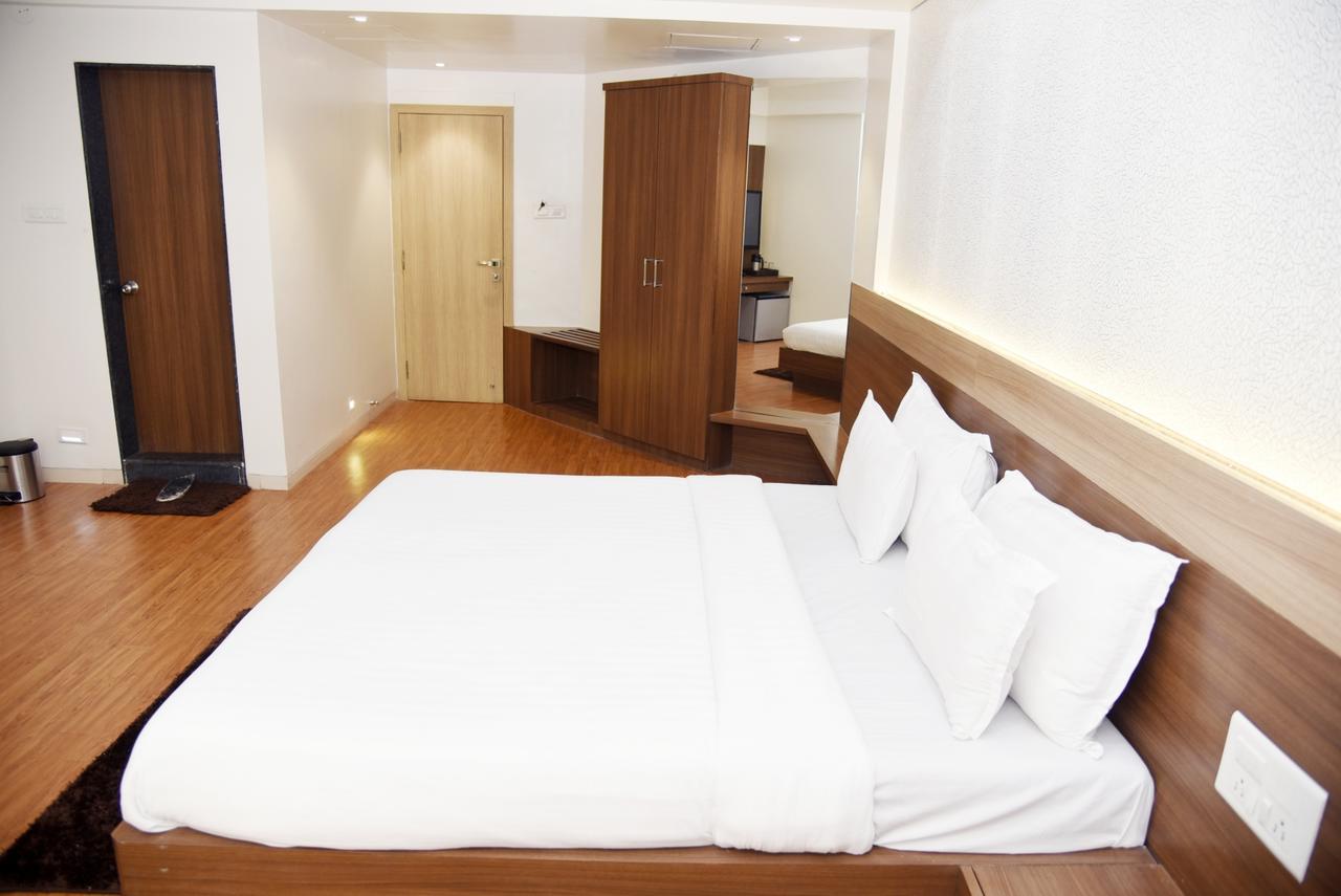 Oyo 10672 Hotel Riviera Nashik Exterior photo