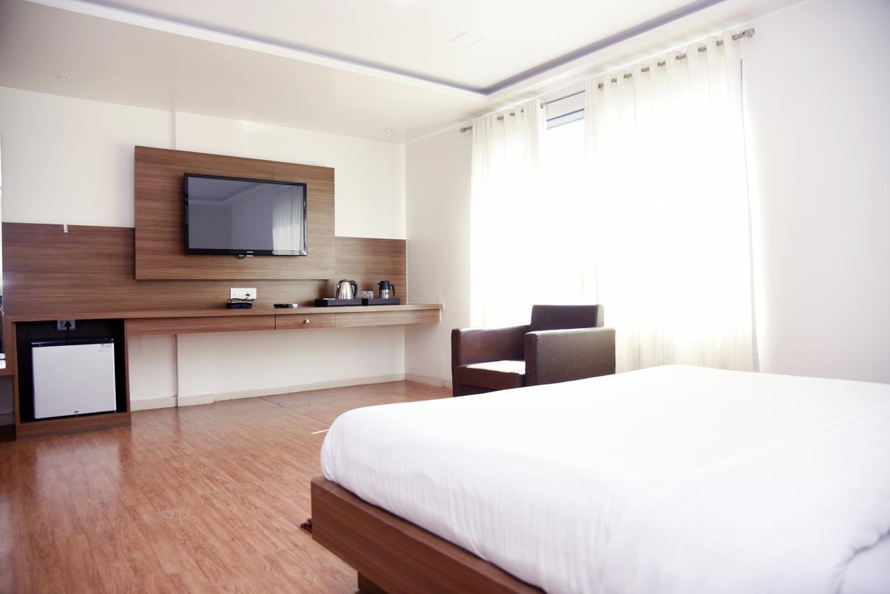Oyo 10672 Hotel Riviera Nashik Exterior photo