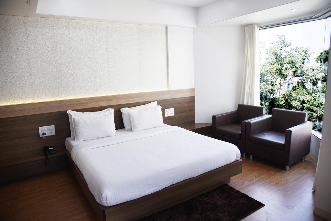 Oyo 10672 Hotel Riviera Nashik Exterior photo