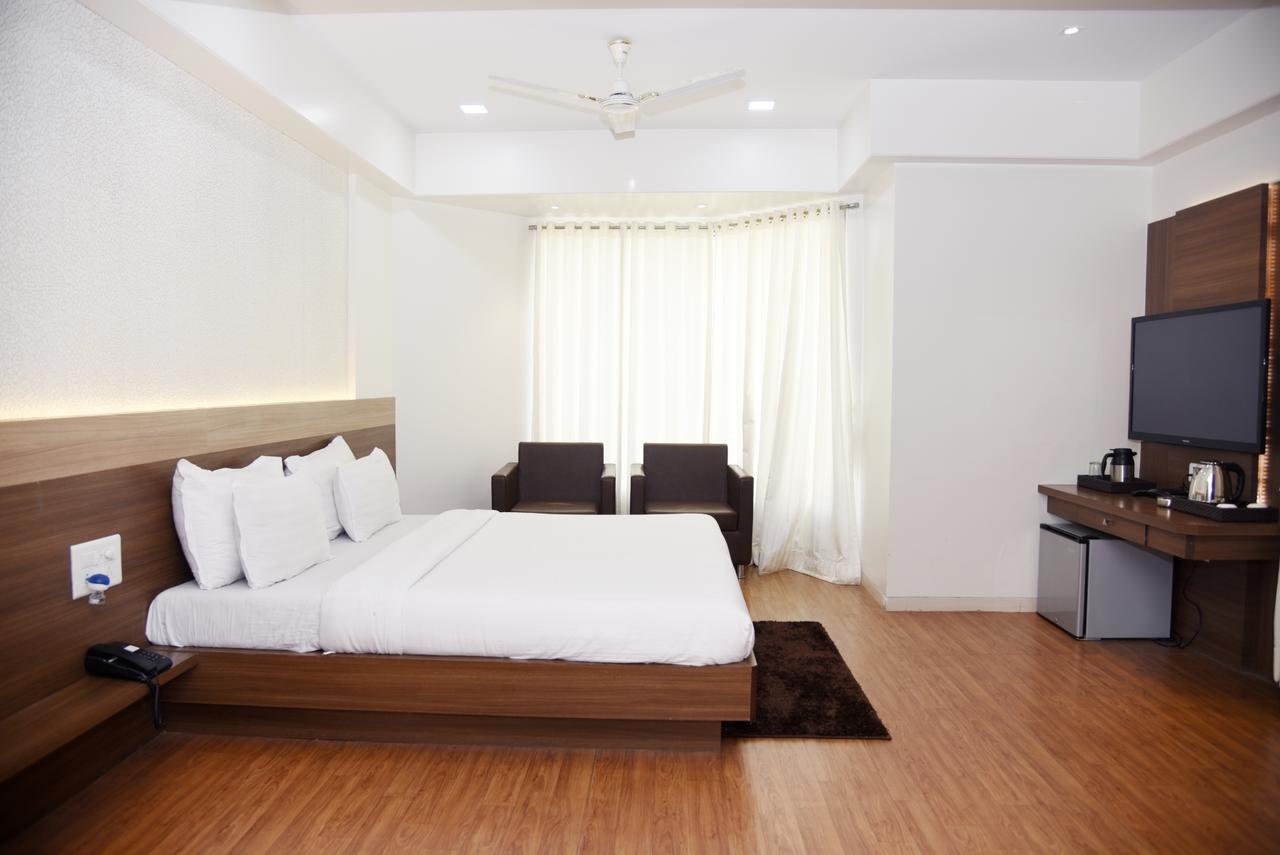 Oyo 10672 Hotel Riviera Nashik Exterior photo