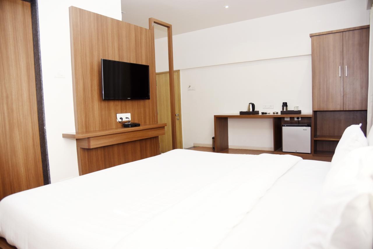 Oyo 10672 Hotel Riviera Nashik Exterior photo