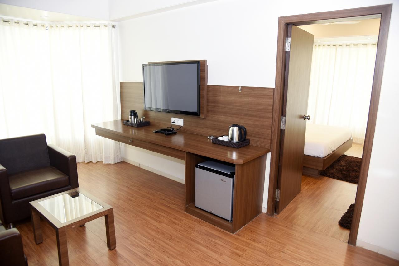Oyo 10672 Hotel Riviera Nashik Exterior photo