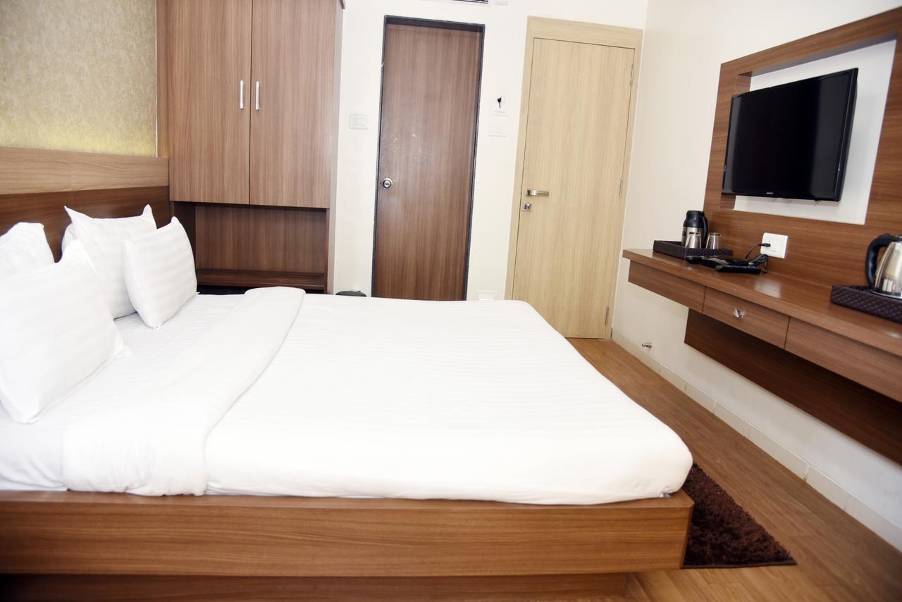 Oyo 10672 Hotel Riviera Nashik Exterior photo