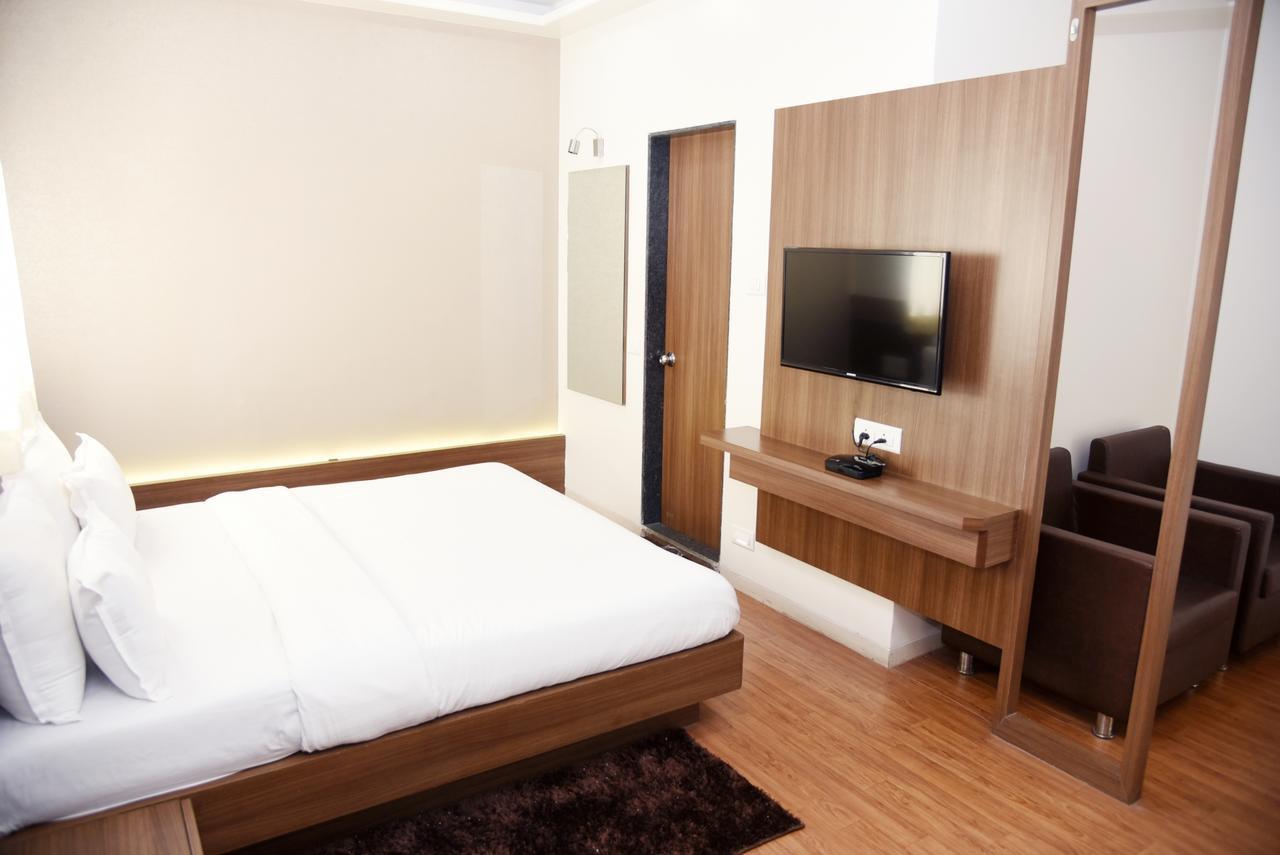 Oyo 10672 Hotel Riviera Nashik Exterior photo