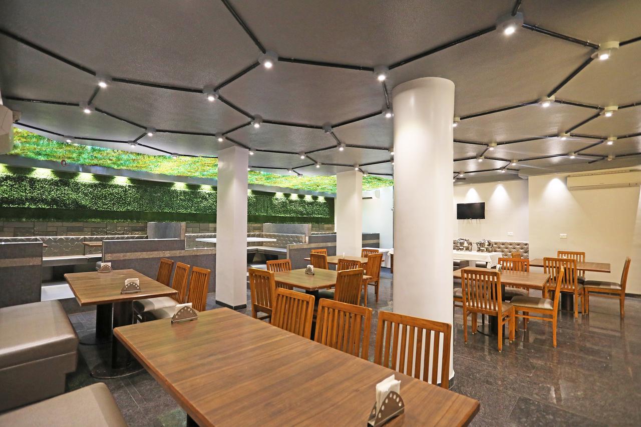 Oyo 10672 Hotel Riviera Nashik Exterior photo